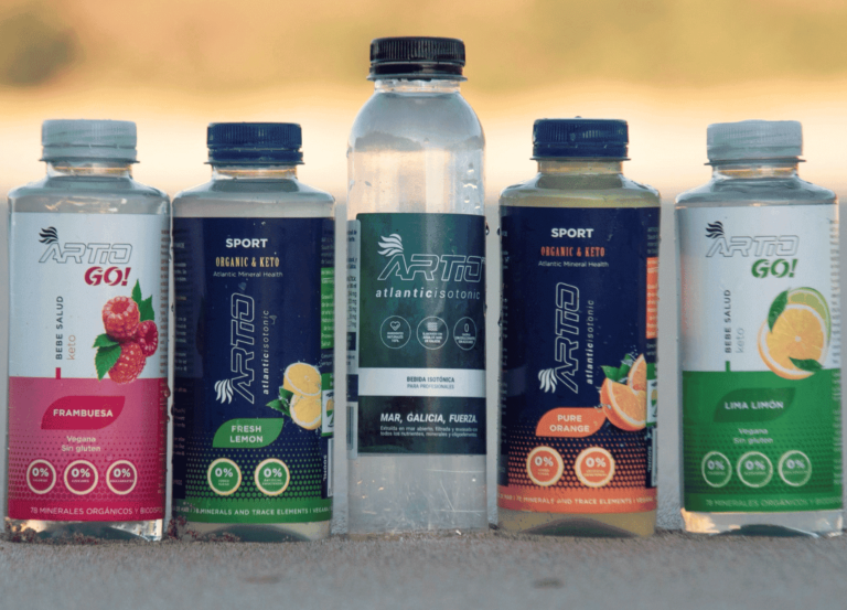 Bebidas isotónicas de Artio en una playa